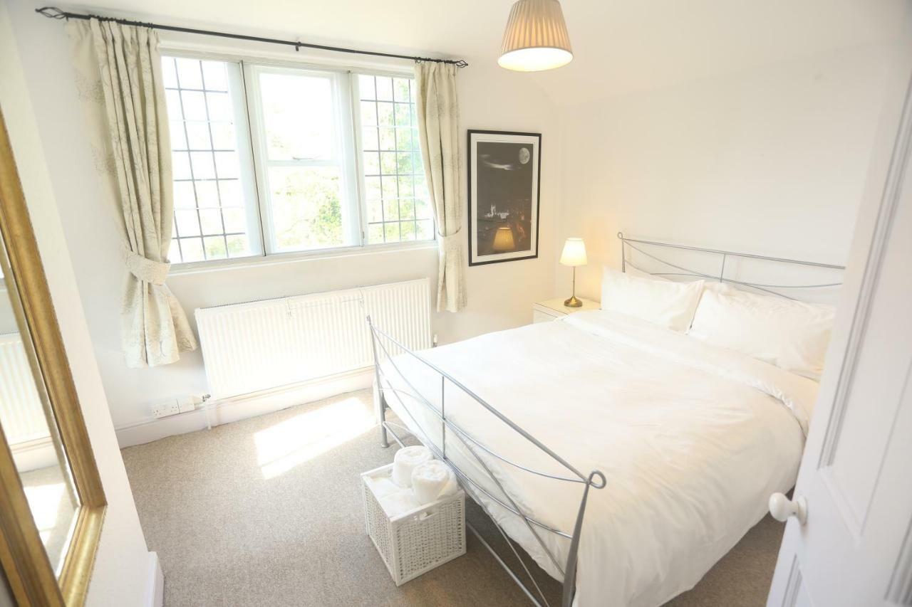 Entire Victorian Lodge In A Privately Gated Estate With Secure Parking For Two Cars And A Newly Refurbished Bathroom Eksteriør bilde